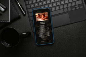 A Zenit Masszázs weboldalának mobil nézete egy okostelefonon, a páros thai masszázs szolgáltatás leírásával és foglalás gombbal.